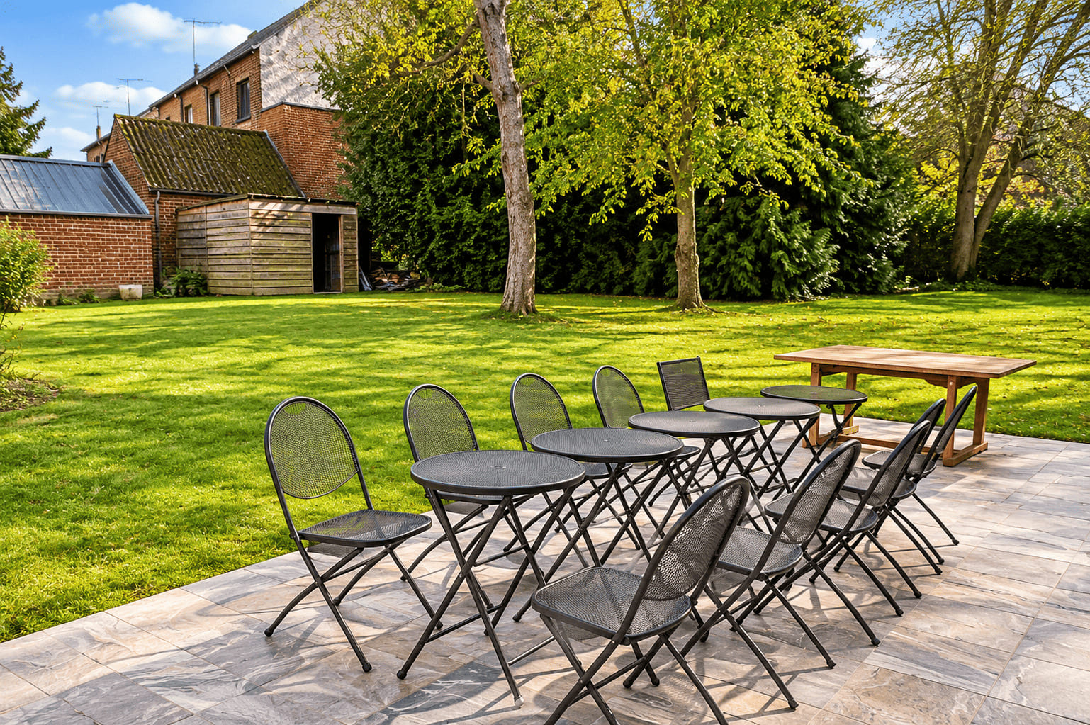 Jardin et terrasse du gîte Sur la route de Stevenson